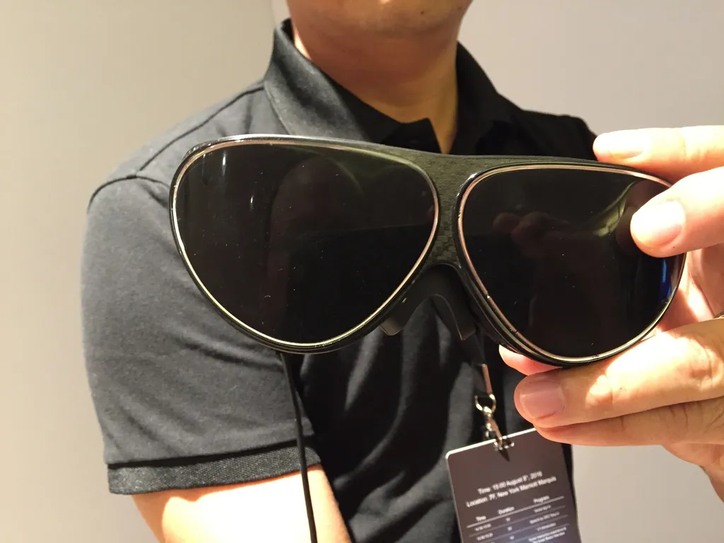 Hands-On: Dlodlo Promises Lightweight VR Glasses With Beach Style