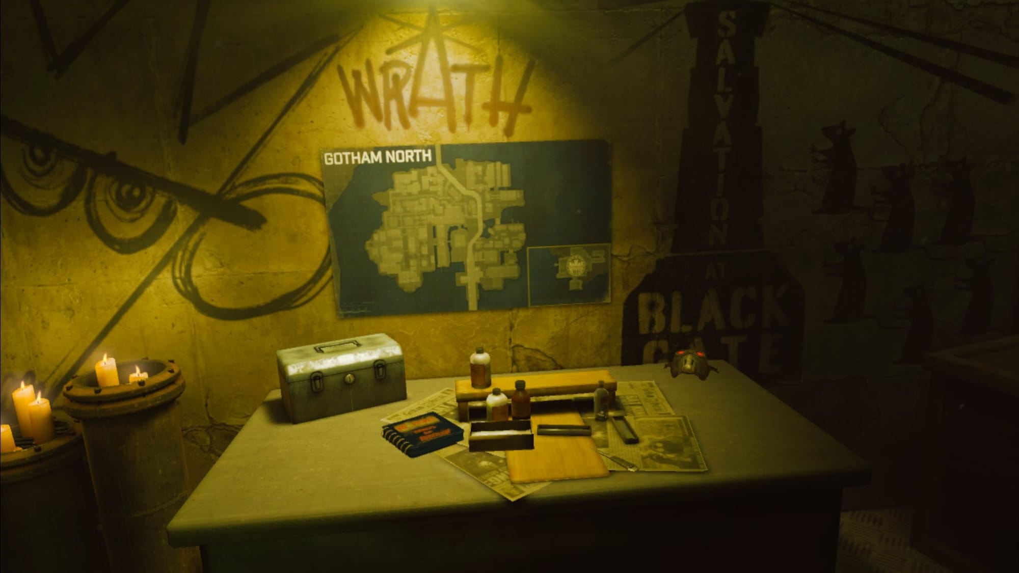 Mapa de Gotham en una pared con graffiti alrededor y una mesa llena de objetos al frente