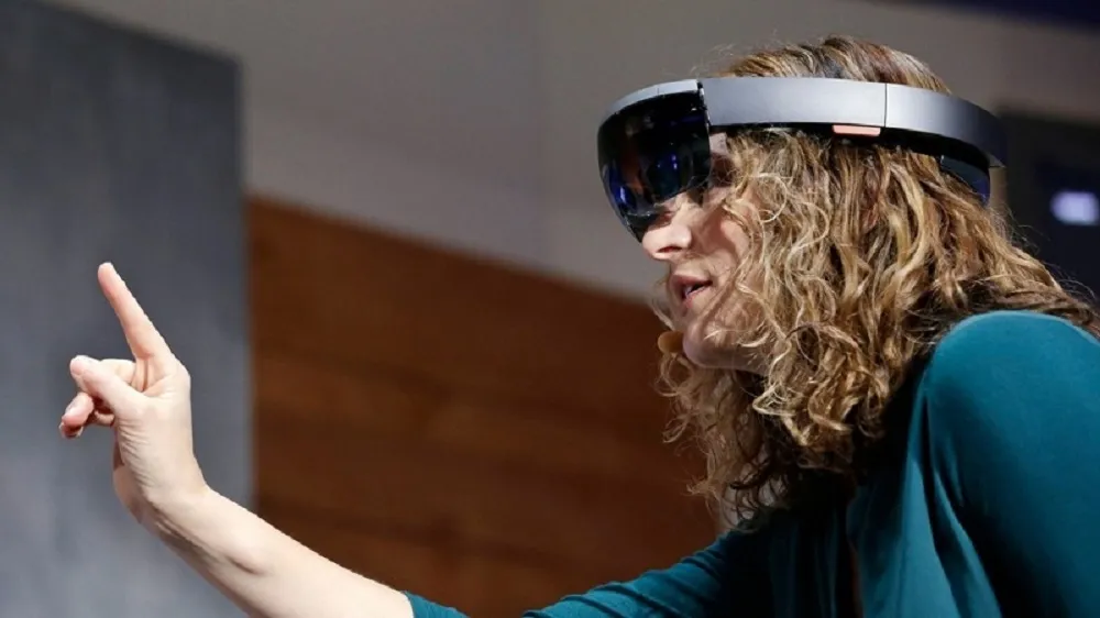 Microsoft Patent Hints At Potential VR Features For HoloLens