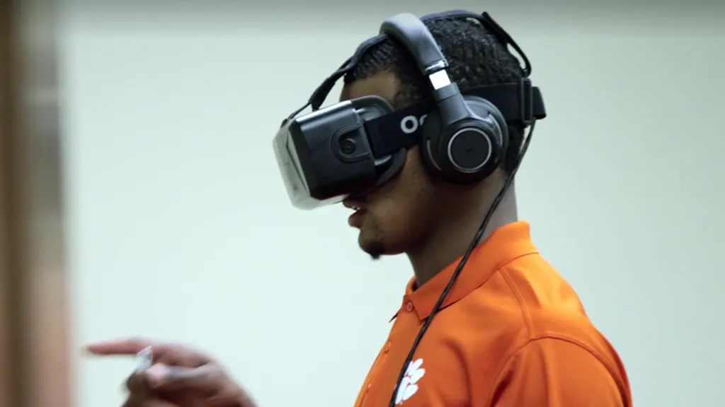 Future NFL 1st-Rounder Deshaun Watson Trained To Pick Up Blitzes In VR