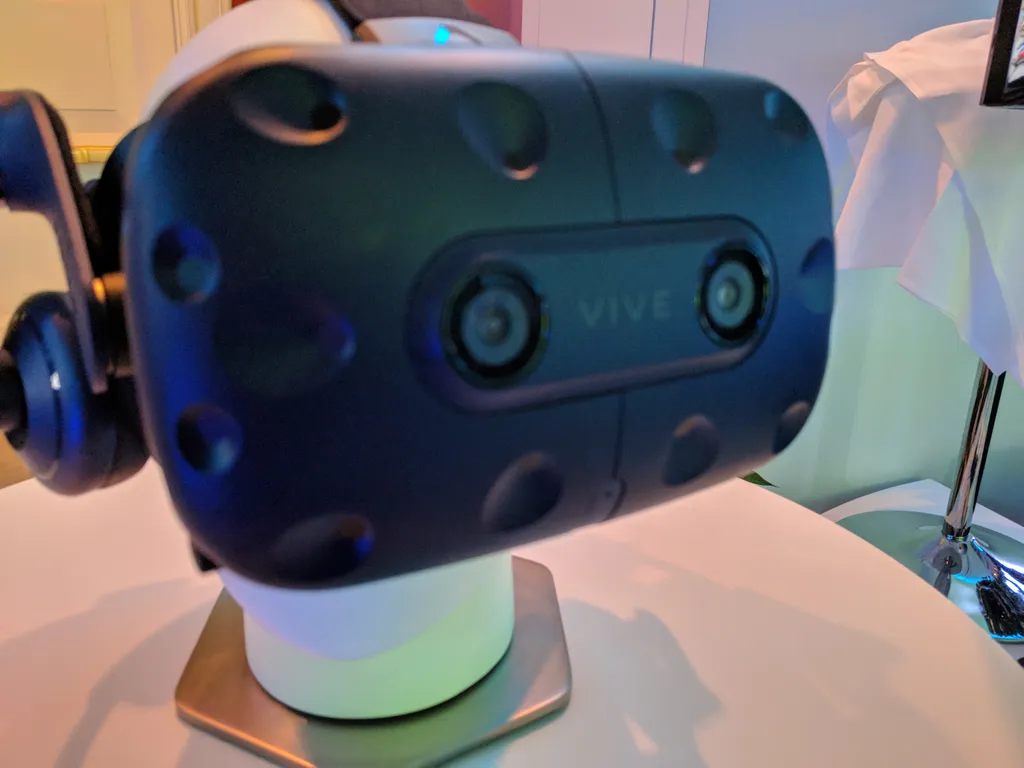 CES 2018: Side-by-Side Comparison Of Standard HTC Vive And Vive Pro