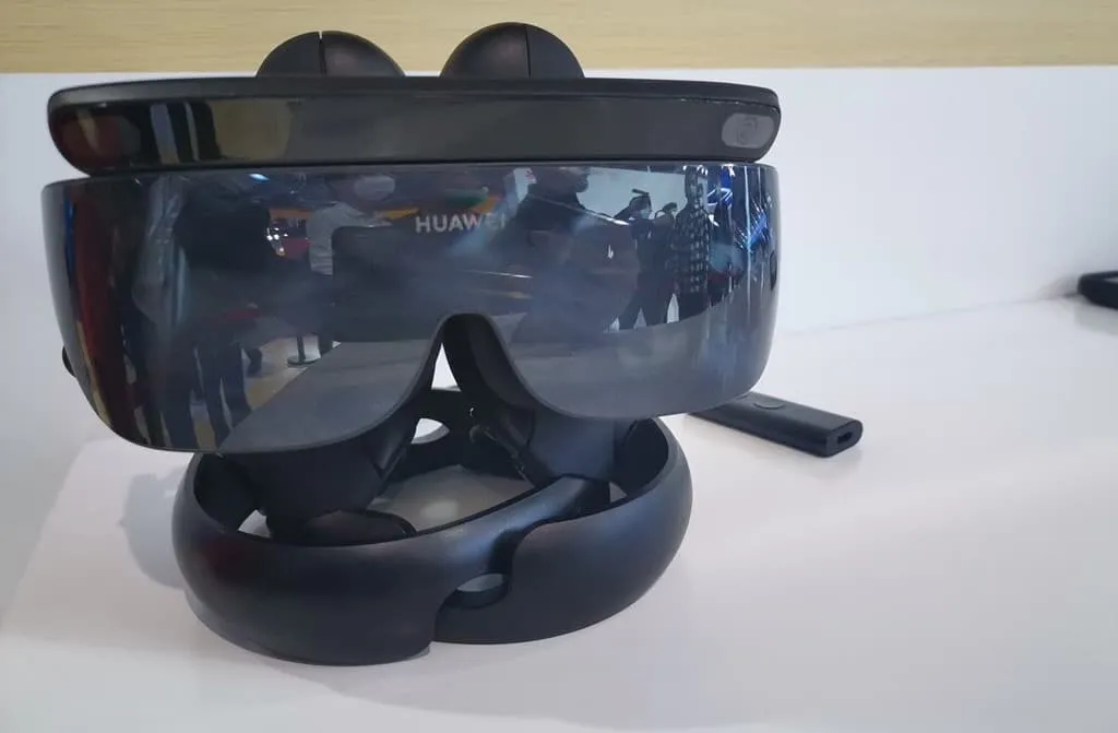 Huawei's Upgraded VR Glass Has 6DOF Tracking And Neat Storage
