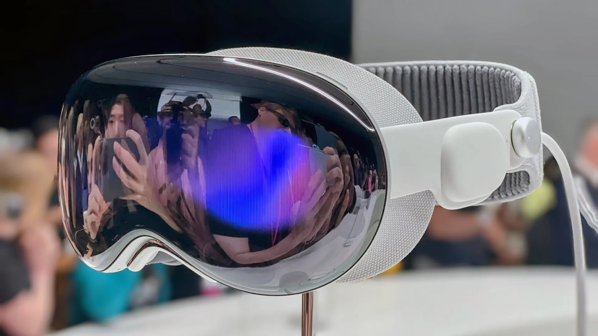 Apple Vision Pro Hands-On: Way Ahead of Meta In Critical Ways